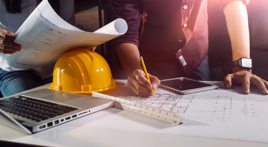 Analista realizando regularização técnica